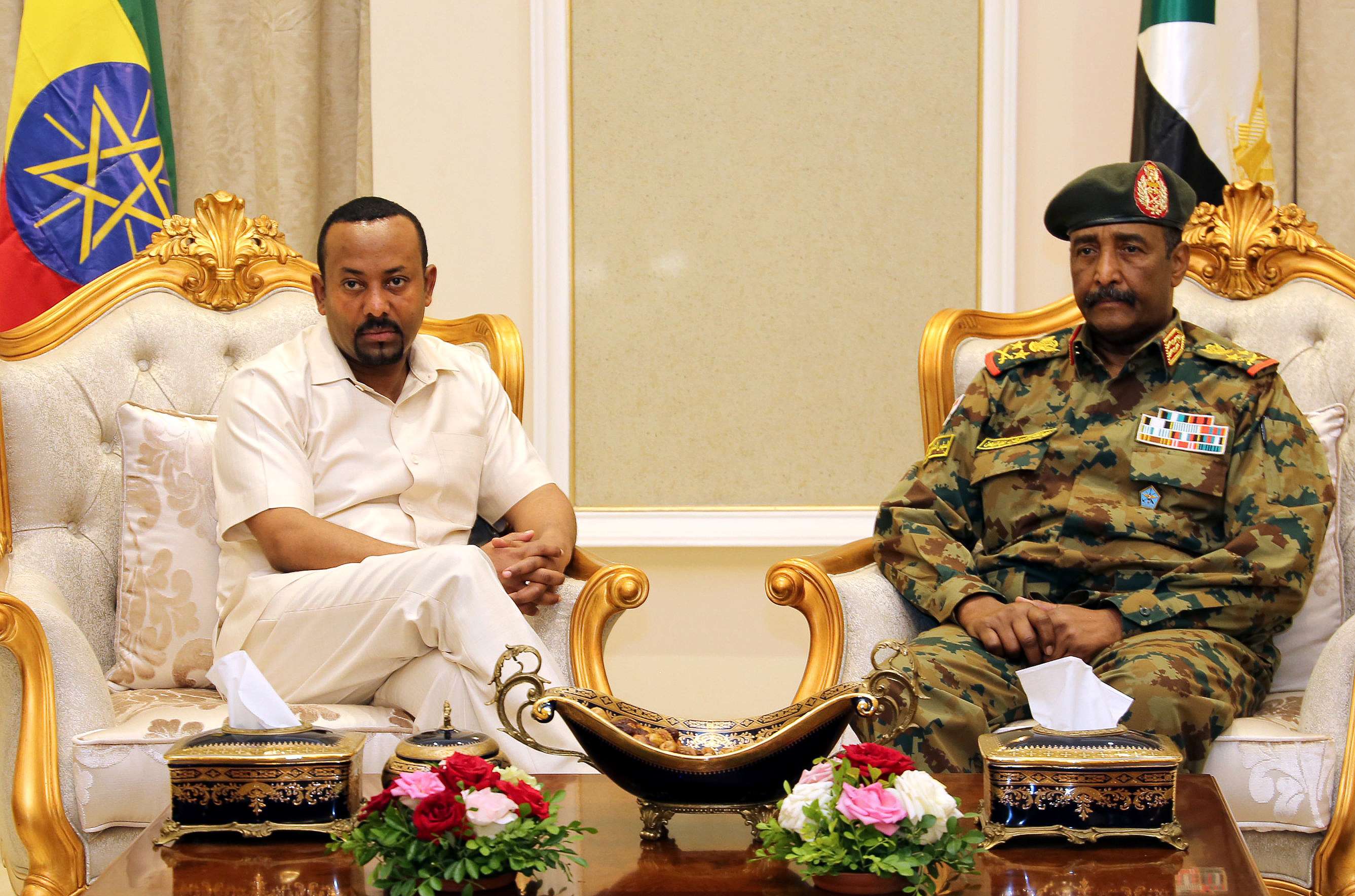 رئيس وزراء إثيوبيا آبي أحمد يلتقي رئيس المجلس العسكري الانتقالي السوداني عبدالفتاح البرهان