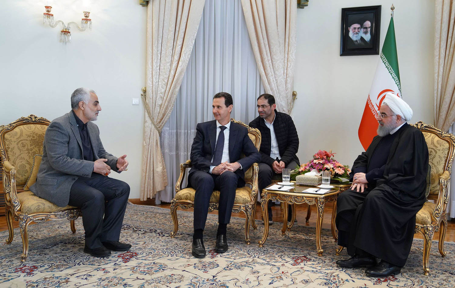 الرئيس السوري بشار الأسد يتوسط الرئيس الإيراني حسن روحاني وقائد فيلق القدس قاسم سليماني