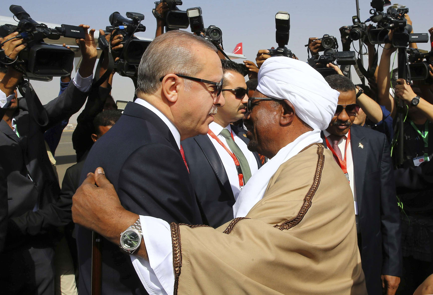 الرئيس التركي رجب طيب اردوغان والرئيس السوداني المعزول عمر البشير