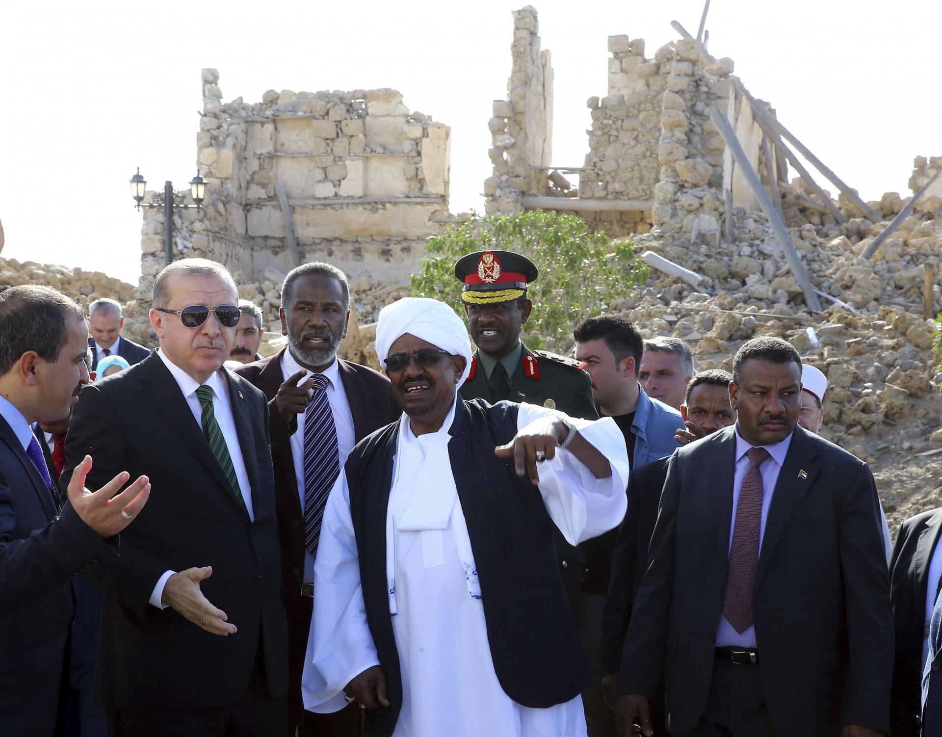 الرئيس التركي رجب طيب اردوغان والرئيس السوداني المعزول عمر البسير