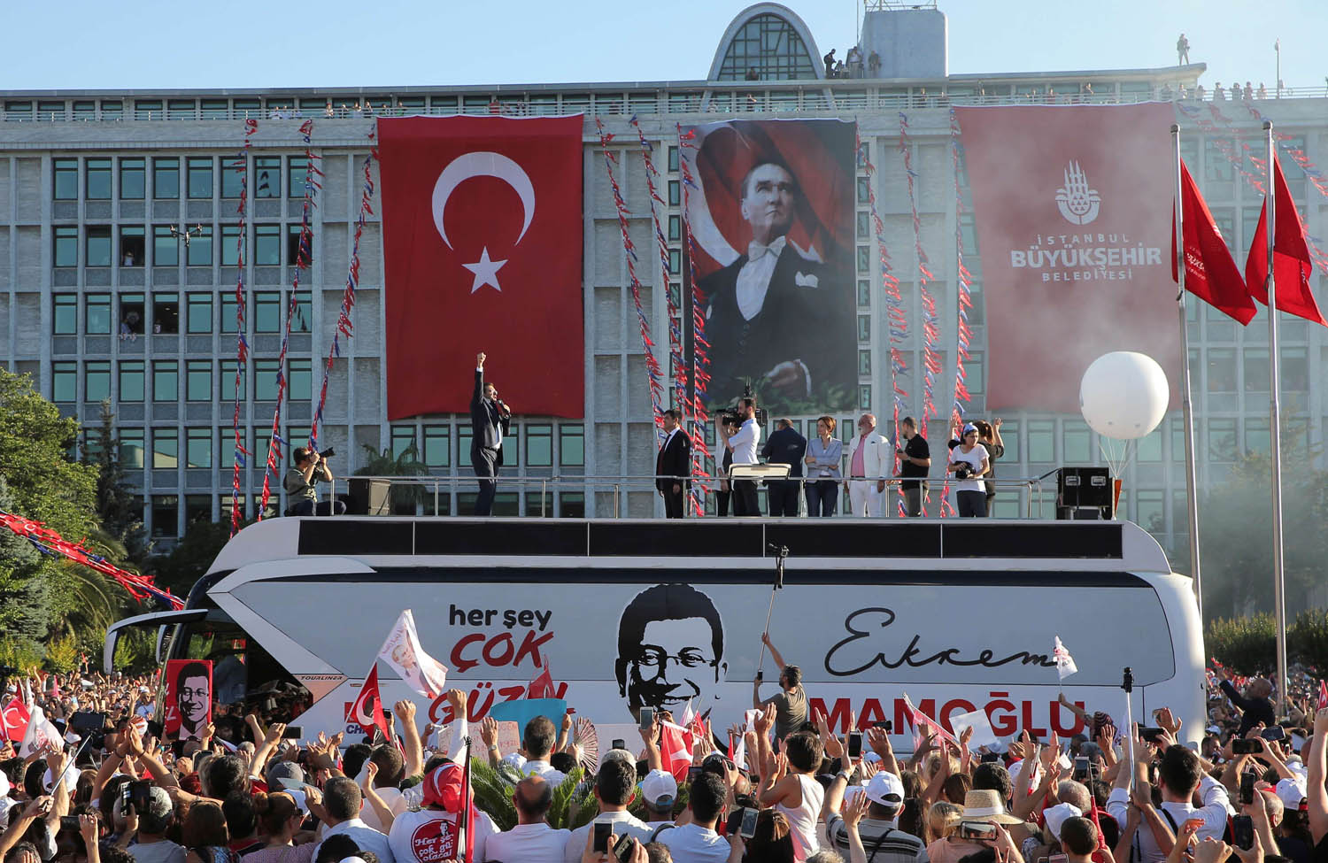 أكرم امام أوغلو يحيي جماهيره في اسطنبول