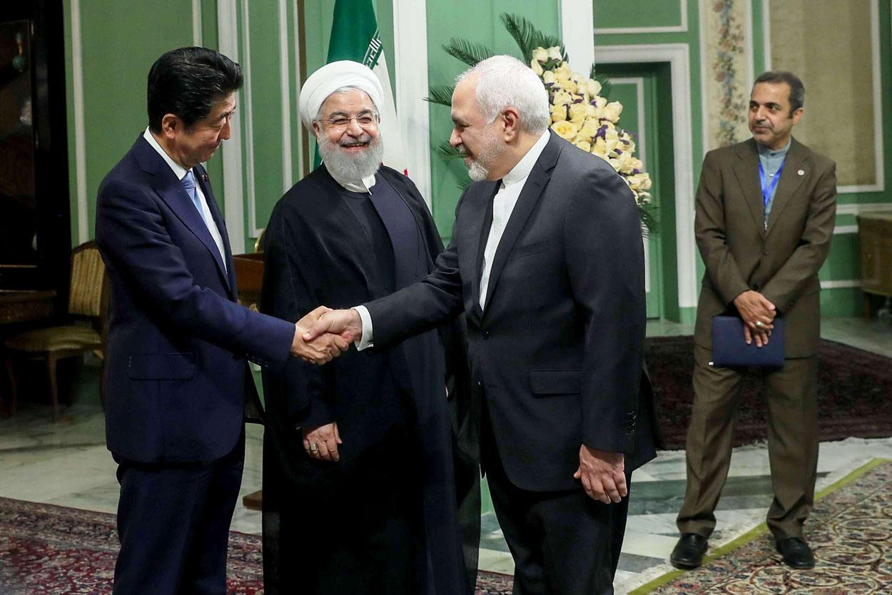 الرئيس الايراني حسن روحاني ووزير خارجيته جواد ظريف في لقاء مع رئيس الوزراء الياباني شينزو ابي 
