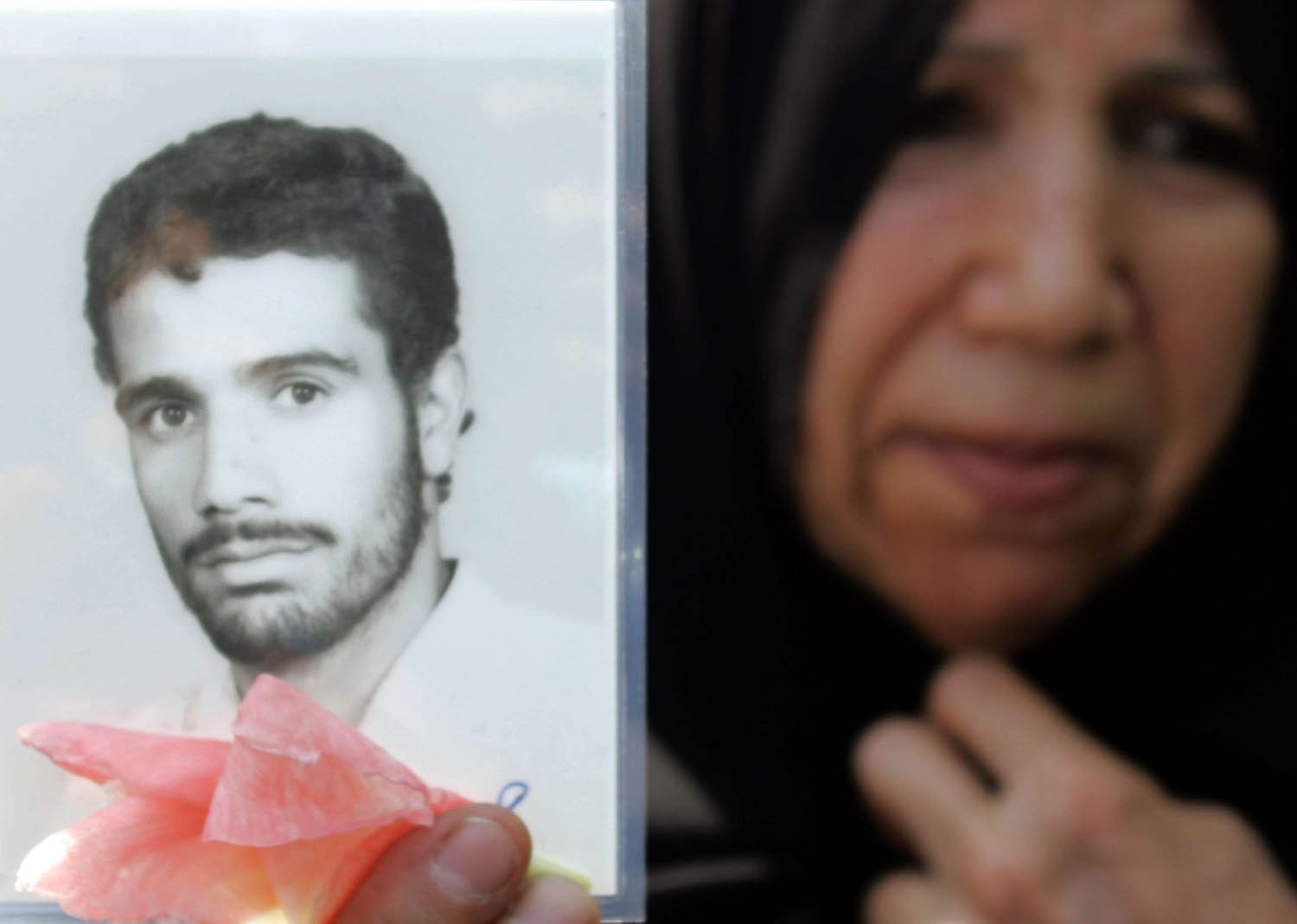 إيرانية ترفع صورة ابنها المفقود على جبهات الحرب العراقية الإيرانية في الثمانينات