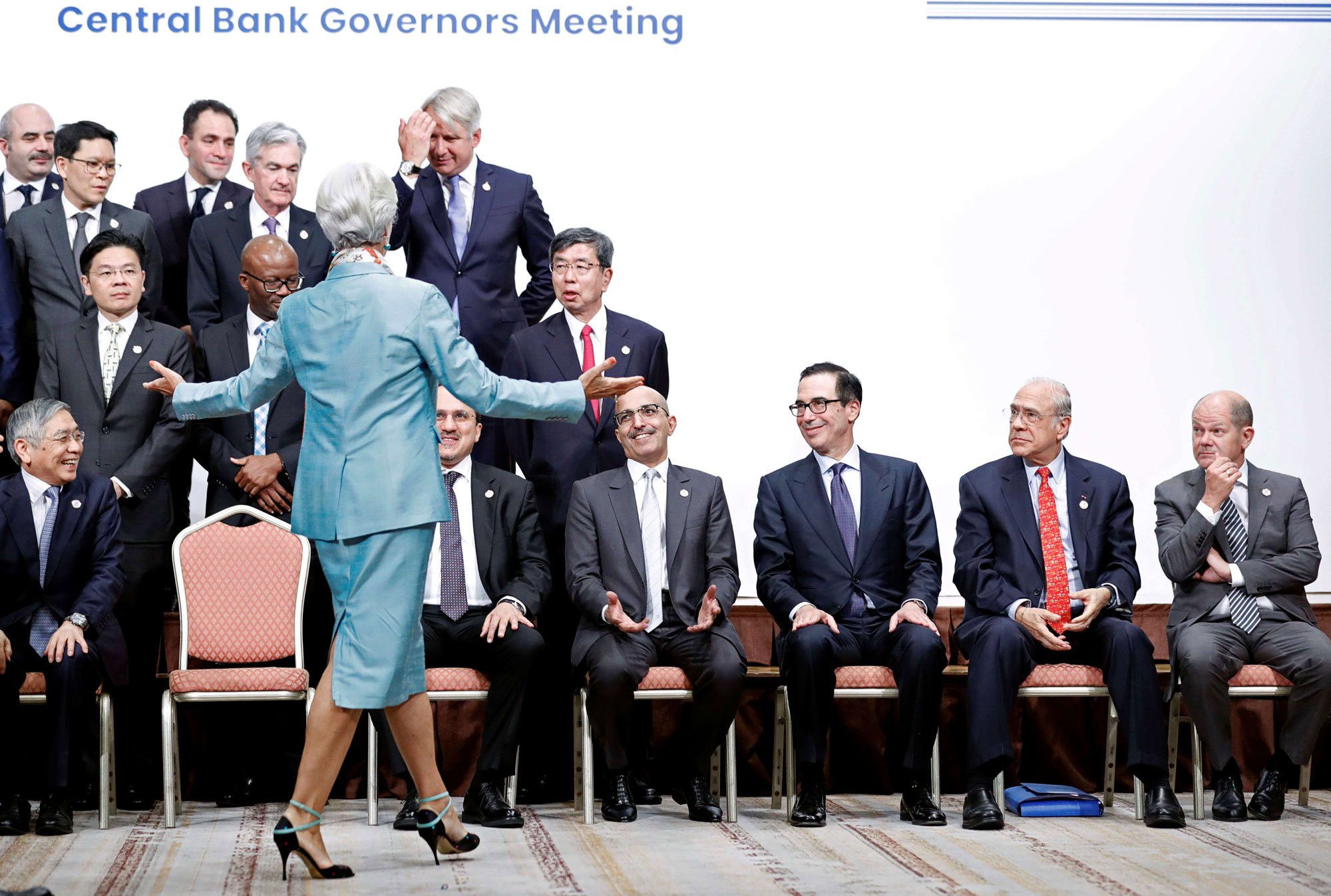 مديرة صندوق النقد الدولي كريستين لاغارد في تحية لعدد من وزراء مالية مجموعة العشرين