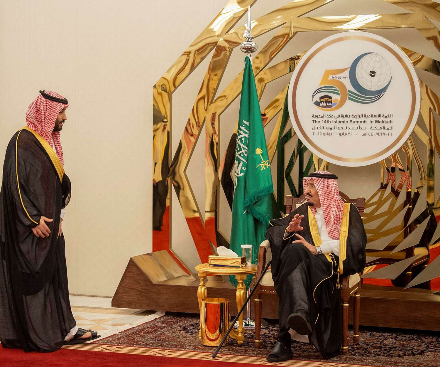 العاهل السعودي الملك سلمان بن عبدالعزيز يتحدث إلى ولي العهد الأمير محمد بن سلمان في قمة مكة