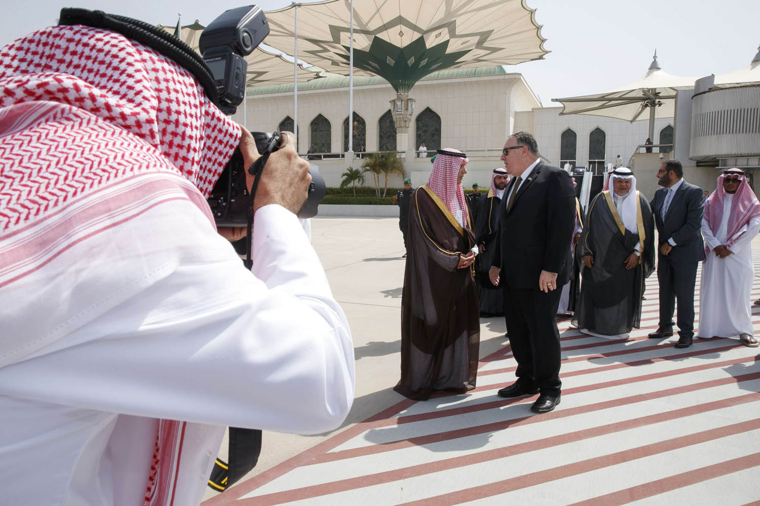 وزير الخارجية الأميركي مايك بومبيو ووزير الدولة للشؤون الخارجية السعودي عادل الجبير في مطار الرياض
