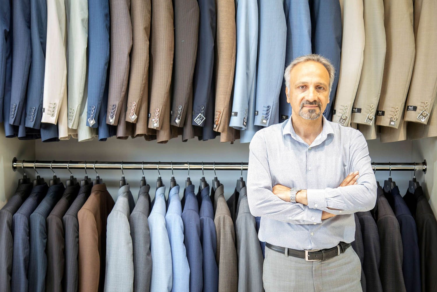 بائع ملابس إيراني في أسواق طهران