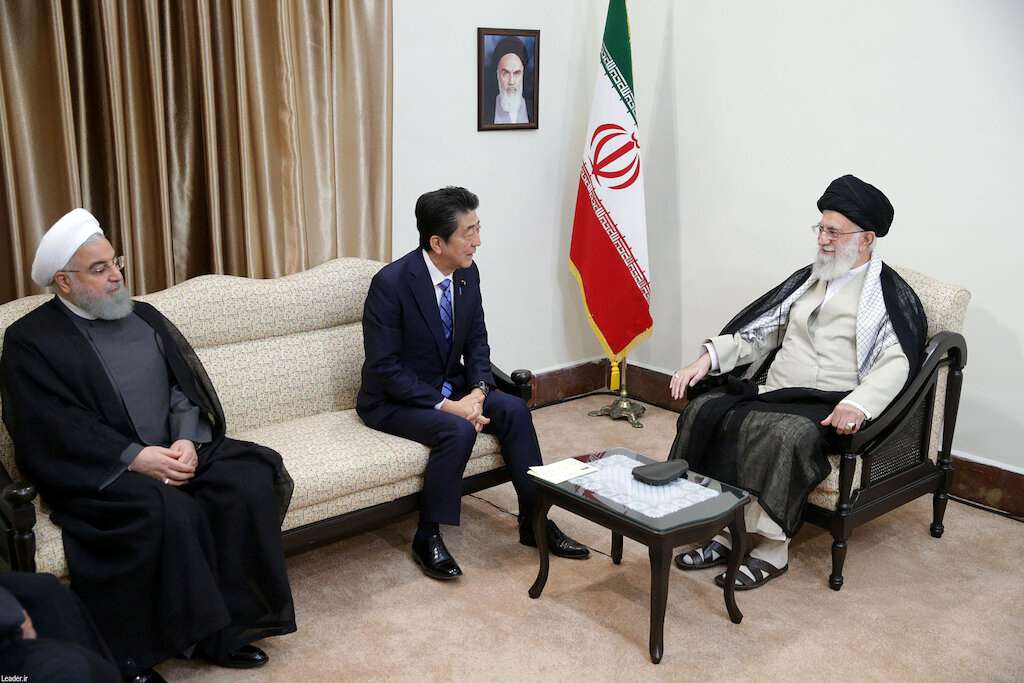 لقاء رئيس الوزراء الياباني مع المرشد الاعلى في إيران