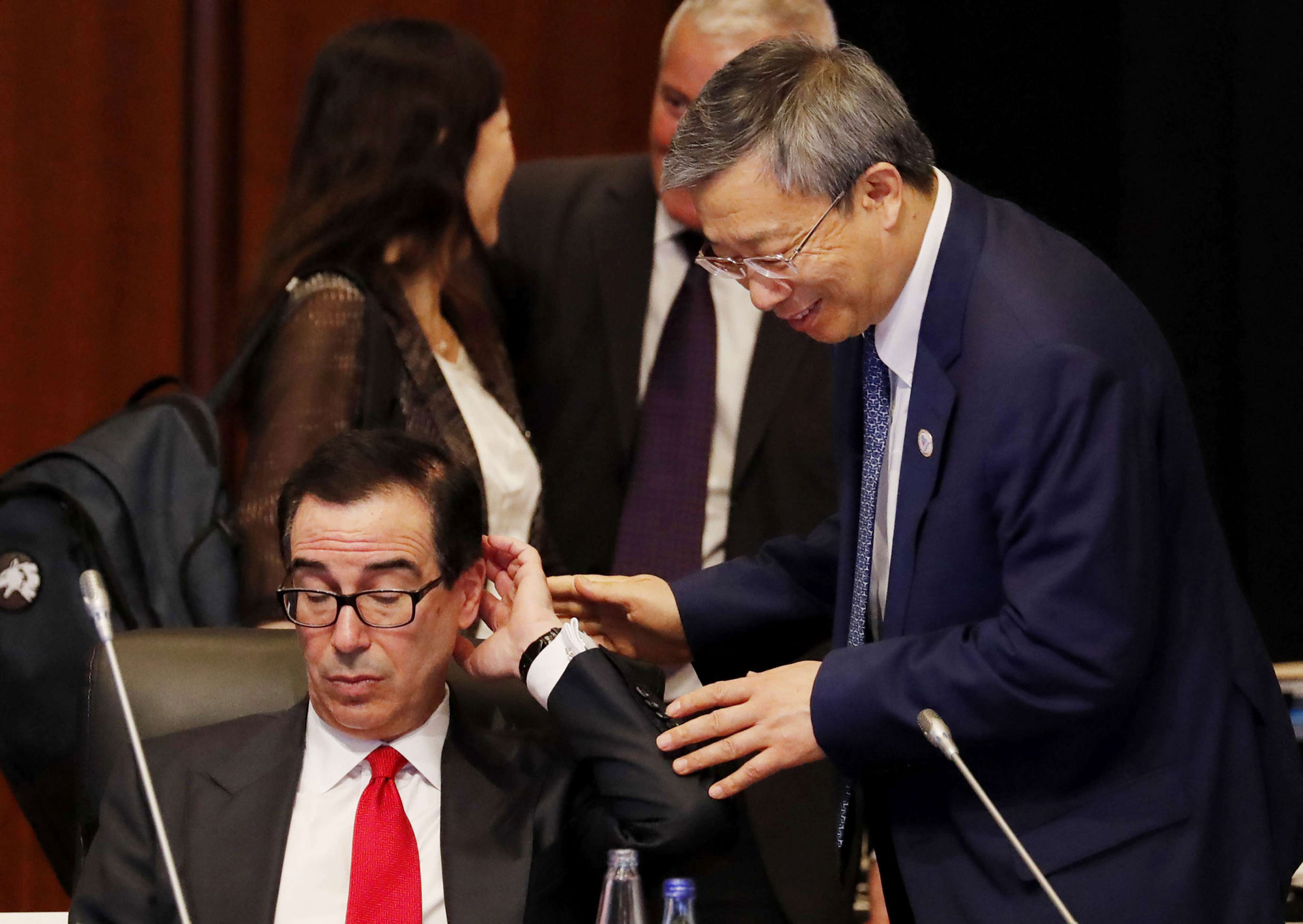 محافظ البنك المركزي الصيني في حديث جانبي مع وزير الخزانة الأميركي