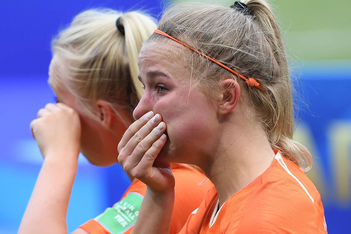 دموع الحزن لخروج لاعبات هولندا من العرس الكروي