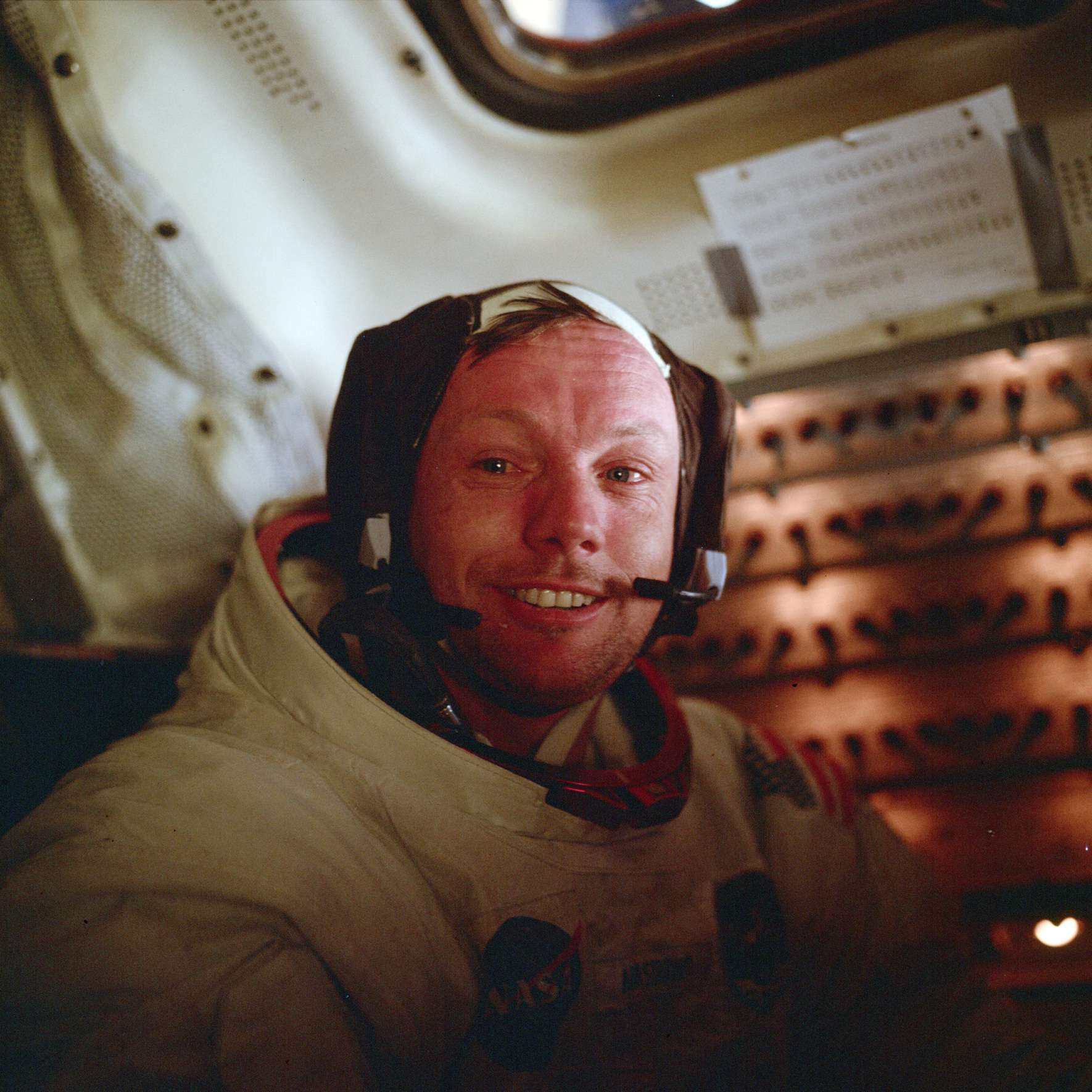 رائد الفضاء الأميركي نيل ارمسترونغ أول إنسان مشى على سطح القمر