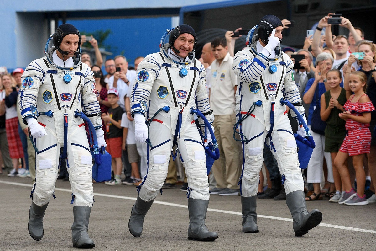 أعضاء بعثة الفضاء الدولية يمشون ببدلاتهم قبل إطلاق مركبة الفضاء سويوز الروسية