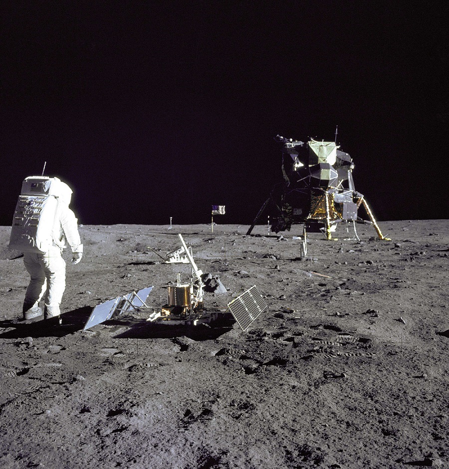 بعثة ابولو 11 ومعداتها على سطح القمر