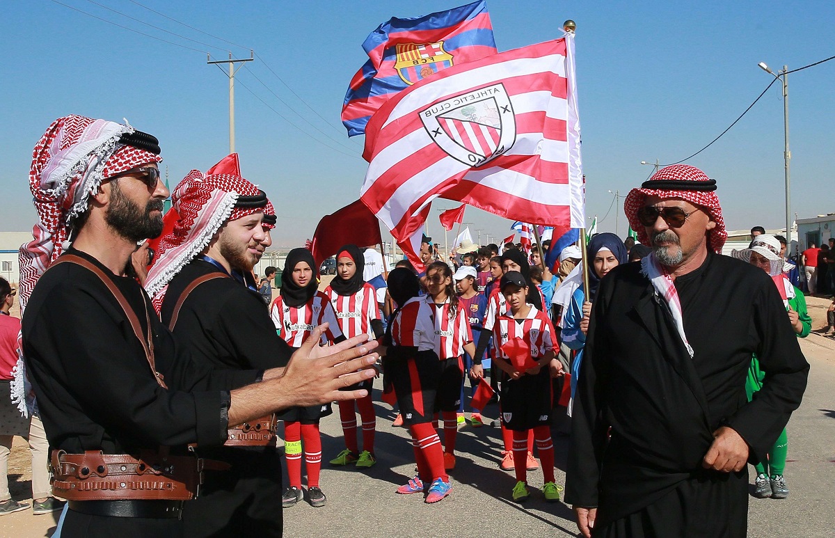 فتيات وفتيان من مخيم الزعتري للاجئين السوريين بالاردن خلال إطلاق بطولى كرة قدم 