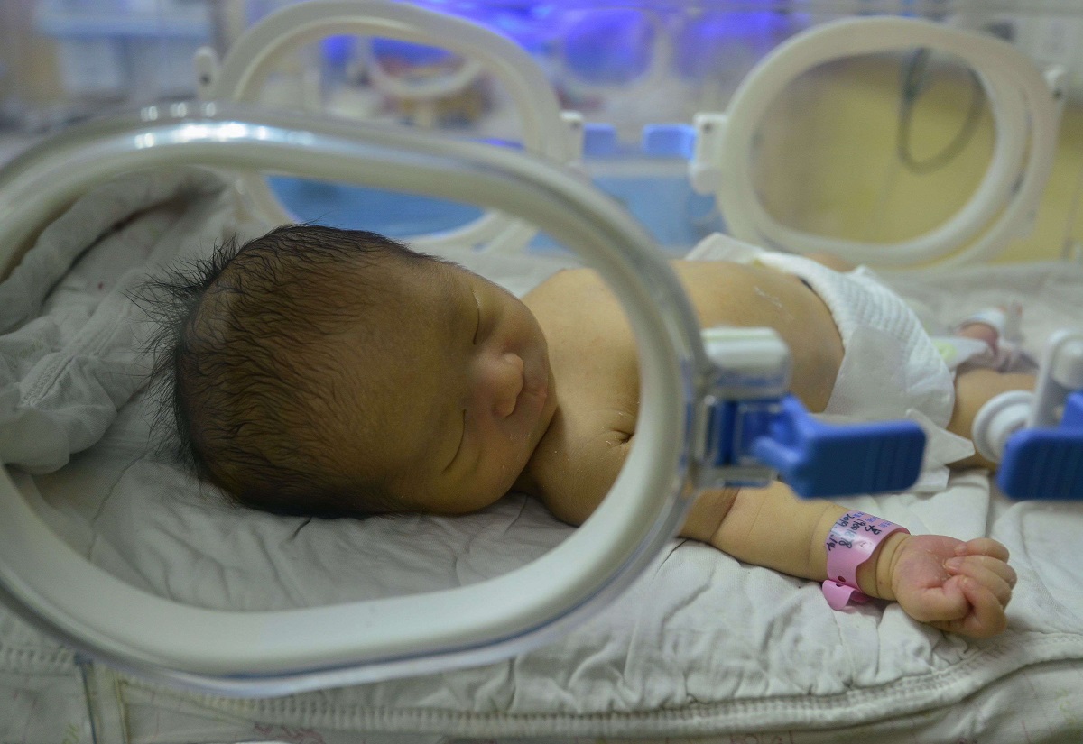 طفل حديث الولادة في حاضنة إحدى مستشفيات الصين