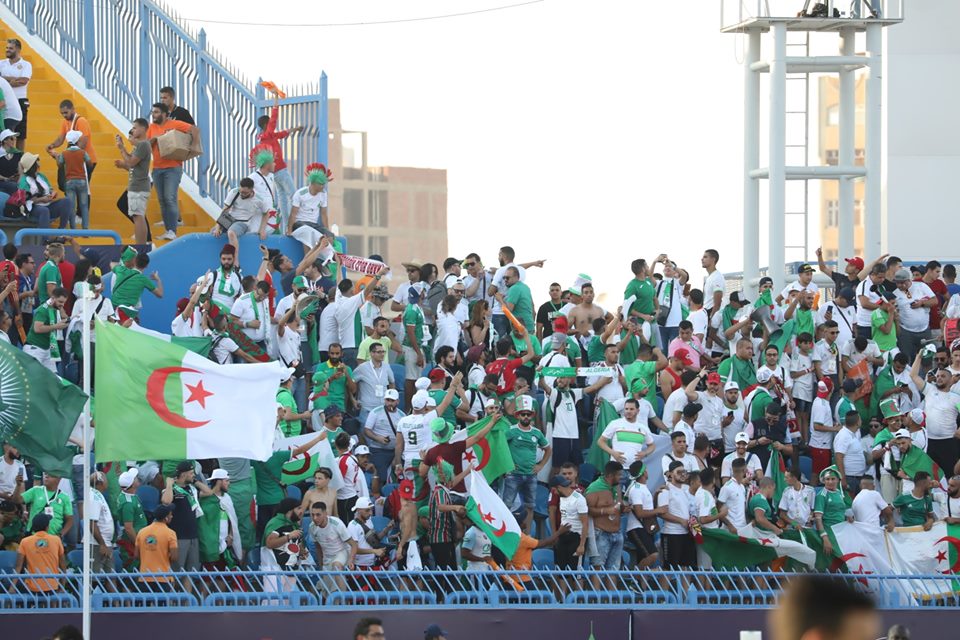 مشجعو منتخب الجزائر