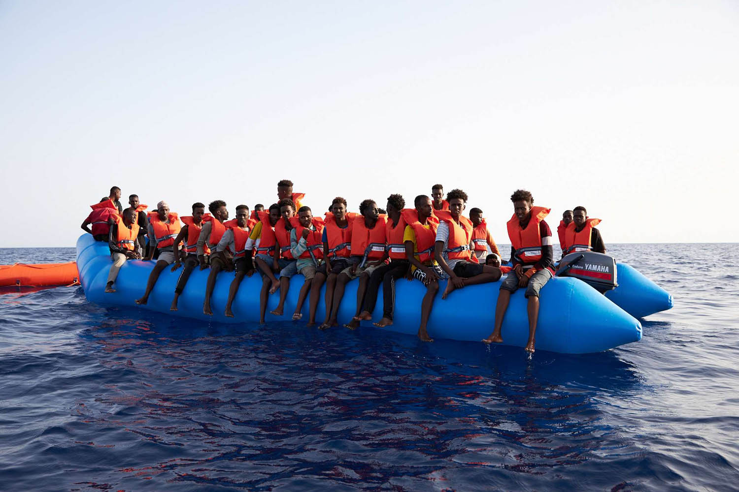 مهاجرون أفارقة غير شرعيين على قارب ينطلق من ليبيا نحو أوروبا