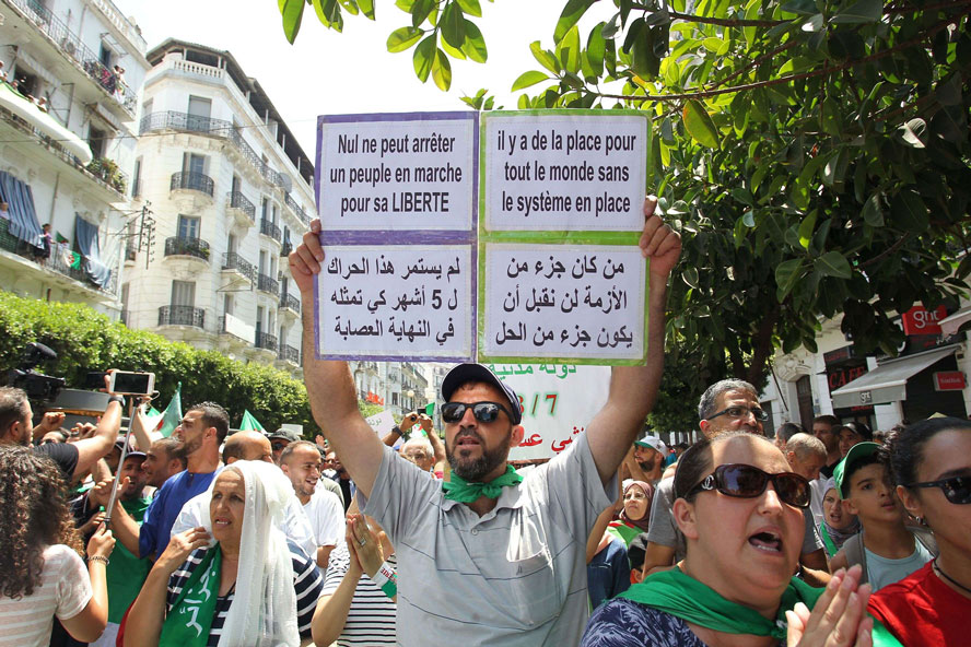 الجزائريون يرفضون مشاركة اي رمز من رموز النظام في العملية السياسية