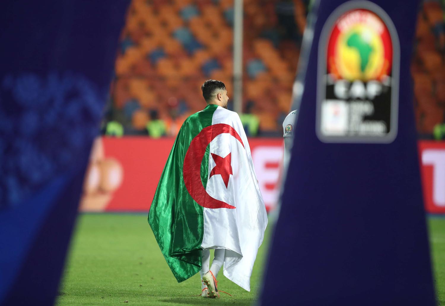 لاعب جزائري يستوشح علم بلاده في نهائيات كأس أفريقيا