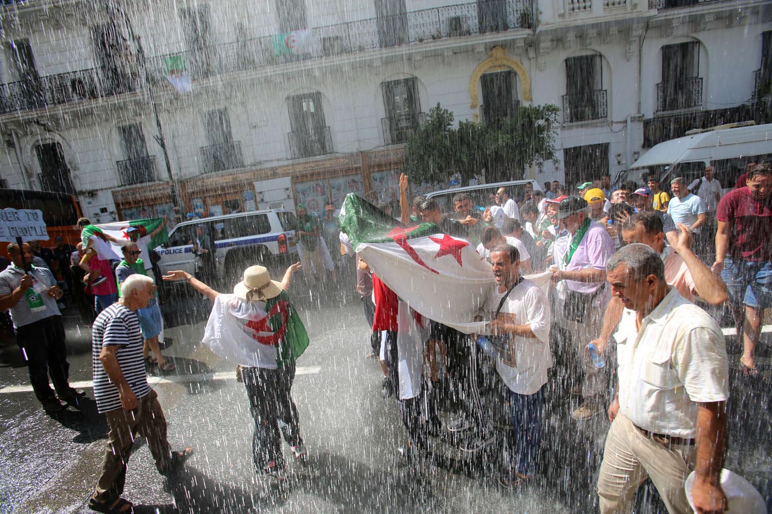 رش مياه على متظاهرين جزائريين بسبب الحر