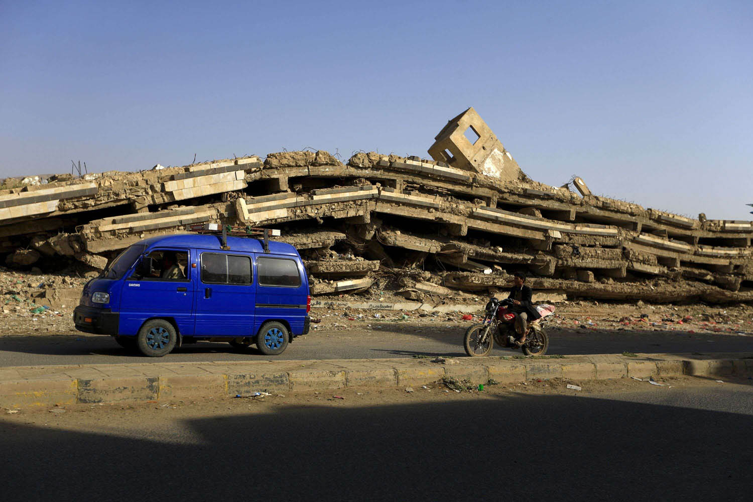 مبنى مدمر في محافظة عمران شمال صنعاء