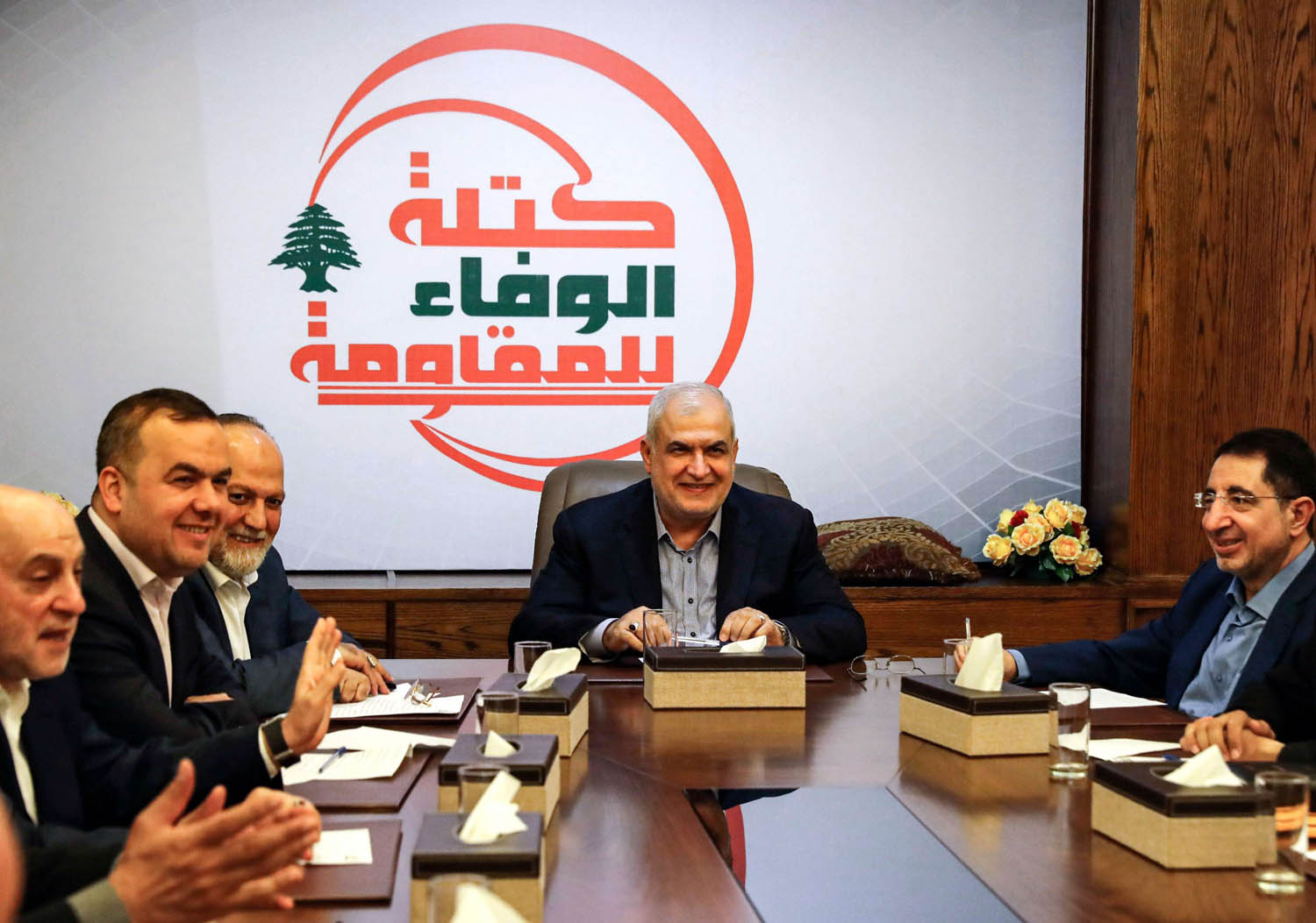 برلمانيون لبنانيون أعضاء في حزب الله في اجتماع بعد وضع بعضهم على قائمة العقوبات الأميركية