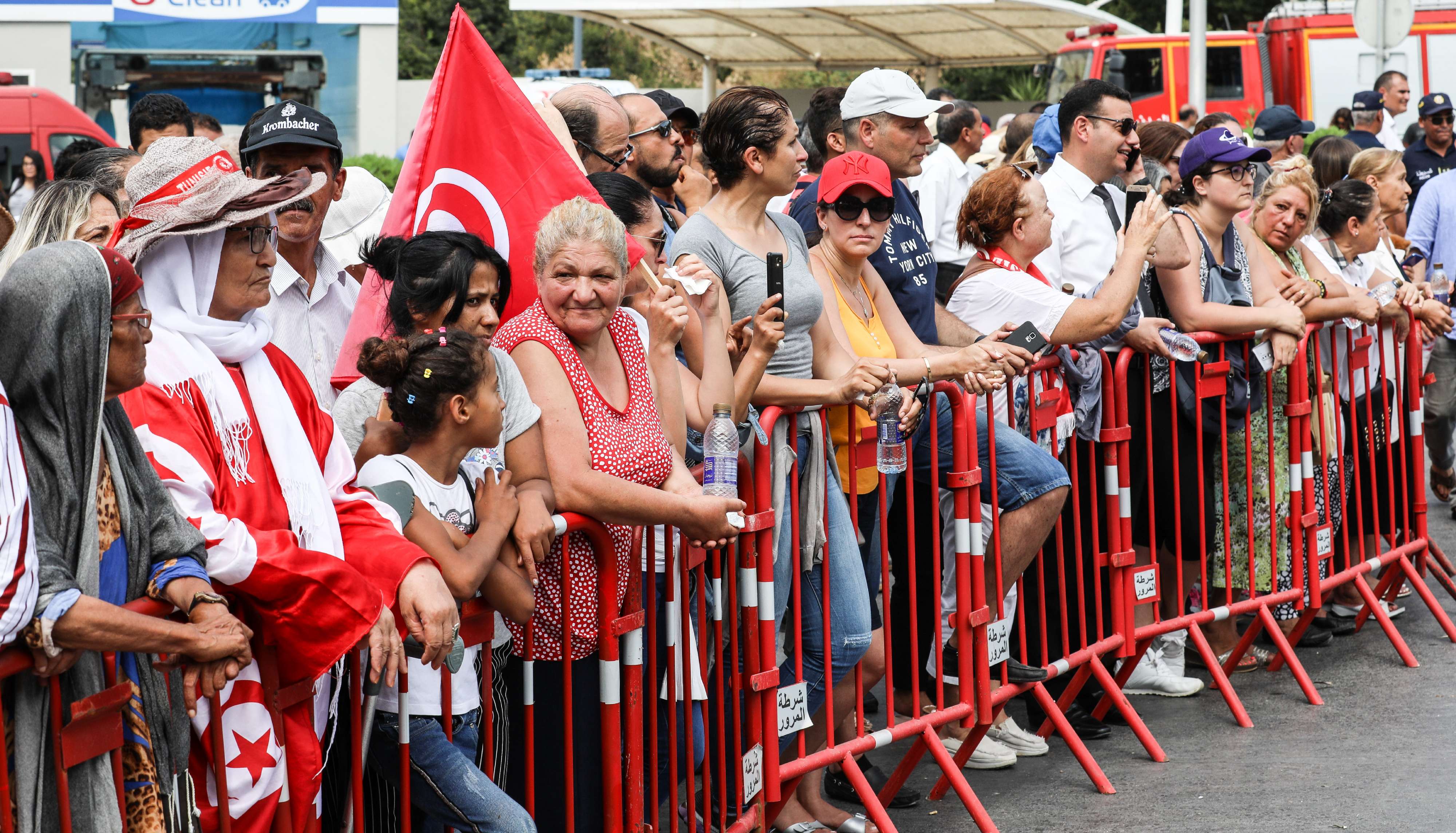 التونسيون يحتشدون لتوديع رئيسهم
