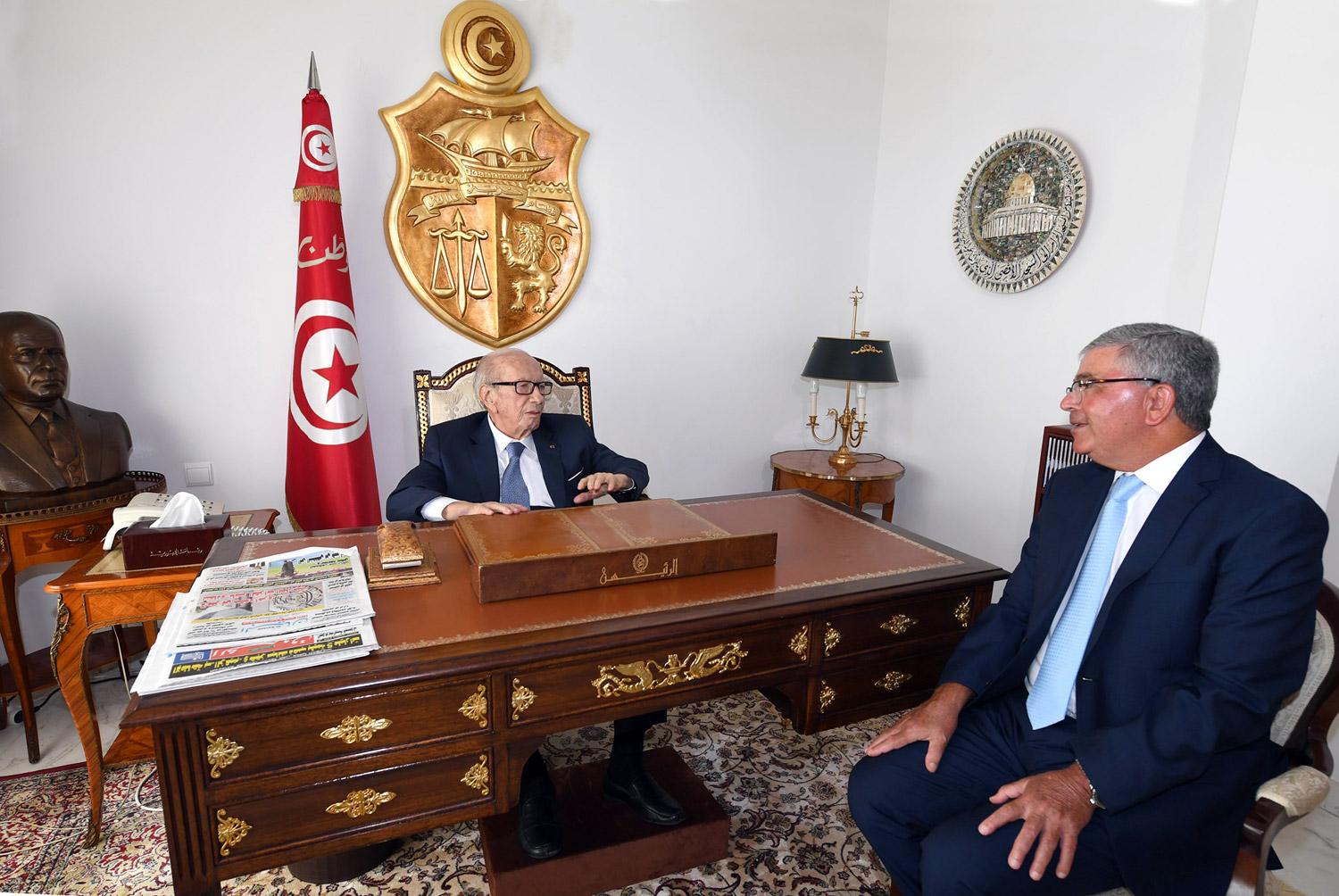 الرئيس التونسي الراحل الباجي قائد السبسي ووزير الدفاع عبدالكريم الزبيدي