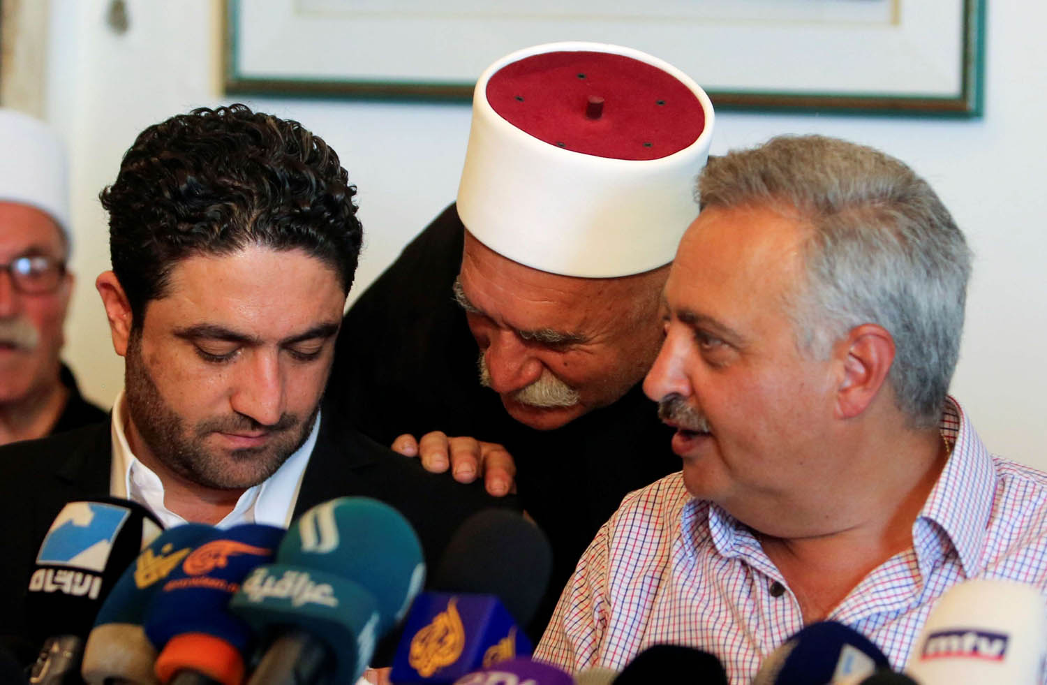 شيخ درزي يتحدث إلى الوزير صالح الغريب بحضور الزعيم الدرزي طلال أرسلان في مؤتمر صحفي في الخالدة