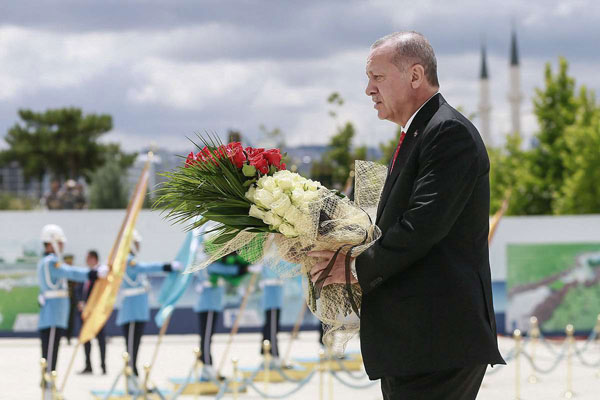 اردوغان يدفع الاقتصاد التركي إلى حافة الانهيار بفتحه جبهة مواجهة مع أوروبا والولايات المتحدة