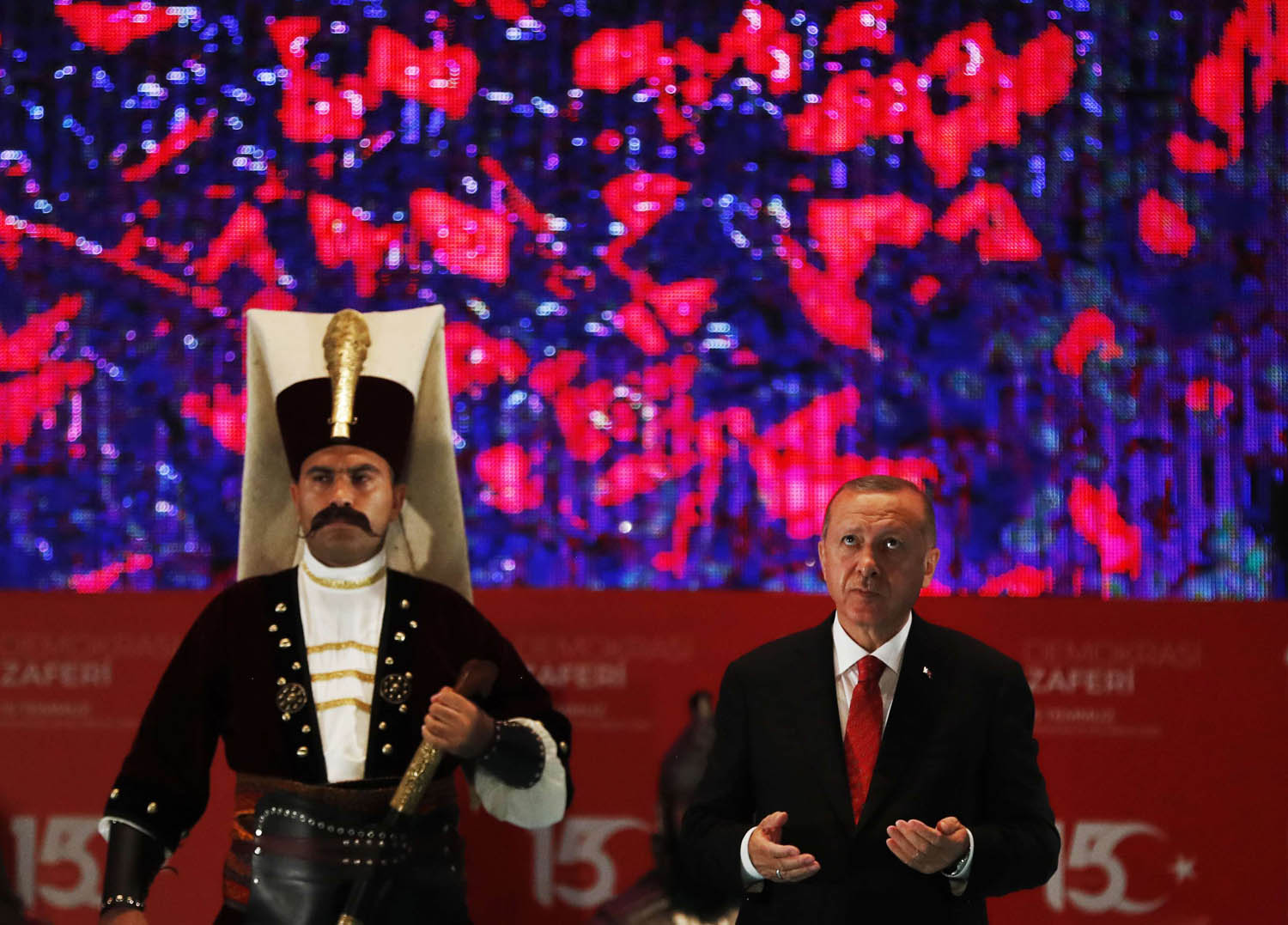 الرئيس التركي رجب طيب أردوغان مع حرس الشرف الرئاسي