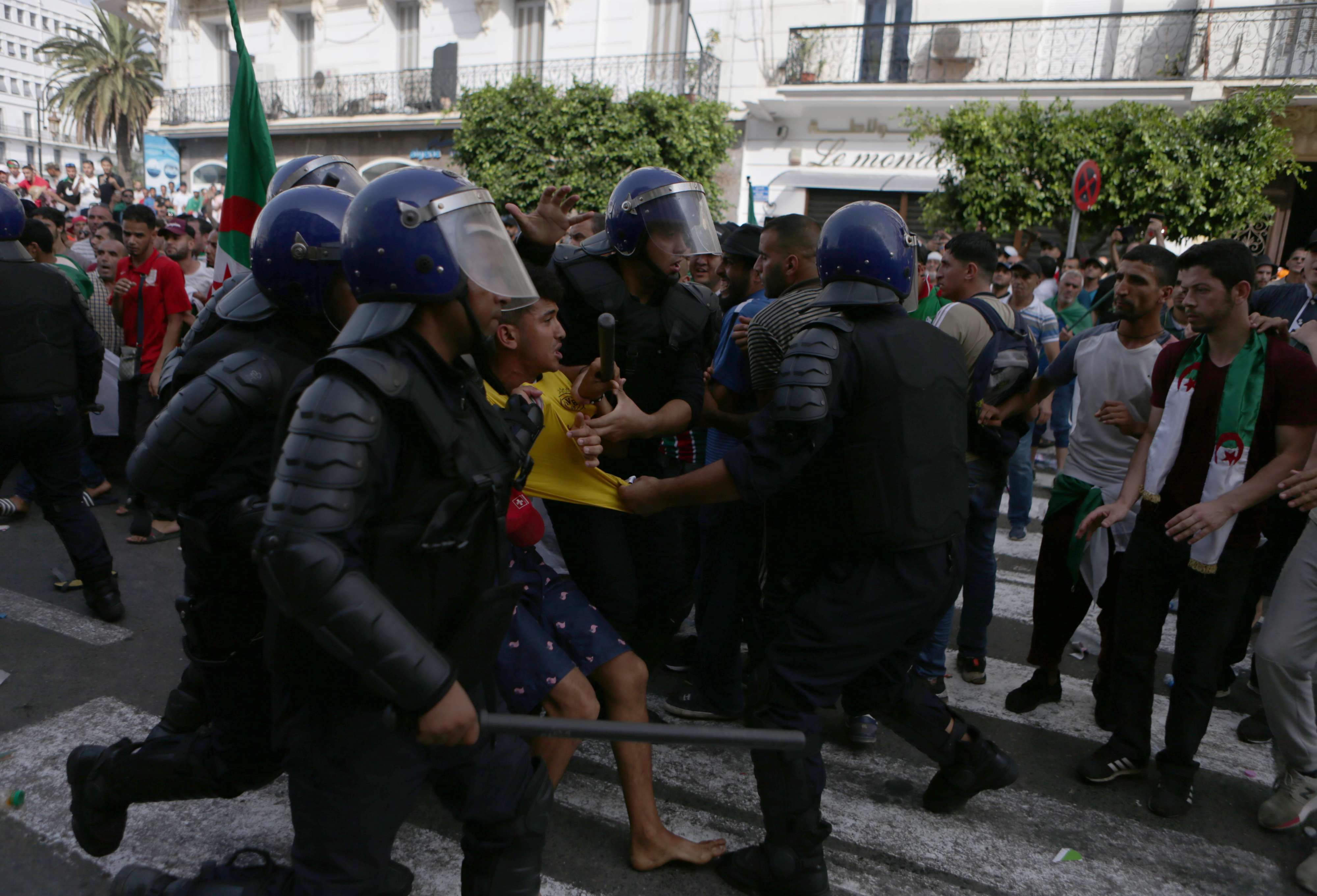 القبض على محتجين في الجزائر