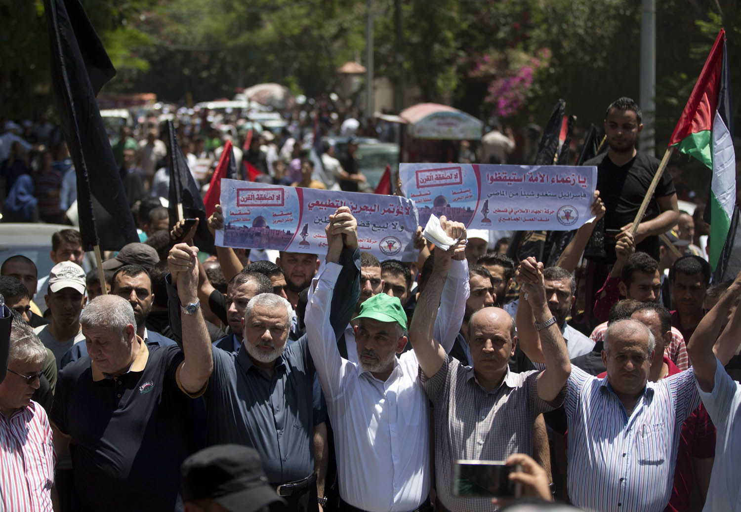قادة حماس يقودون تظاهرة في غزة ضد ورشة البحرين