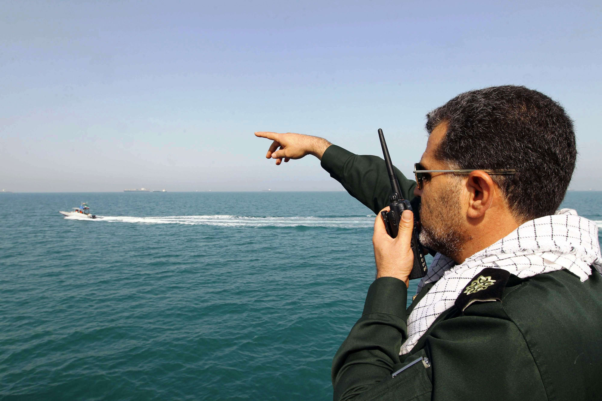طهران تداري أزمتها بتصعيد التوتر في الخليج