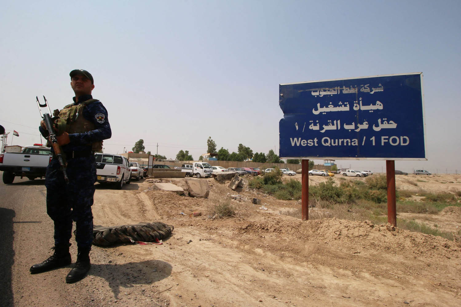 شرطي عراقي يحمي مدخل حقل نفطي قرب البصرة