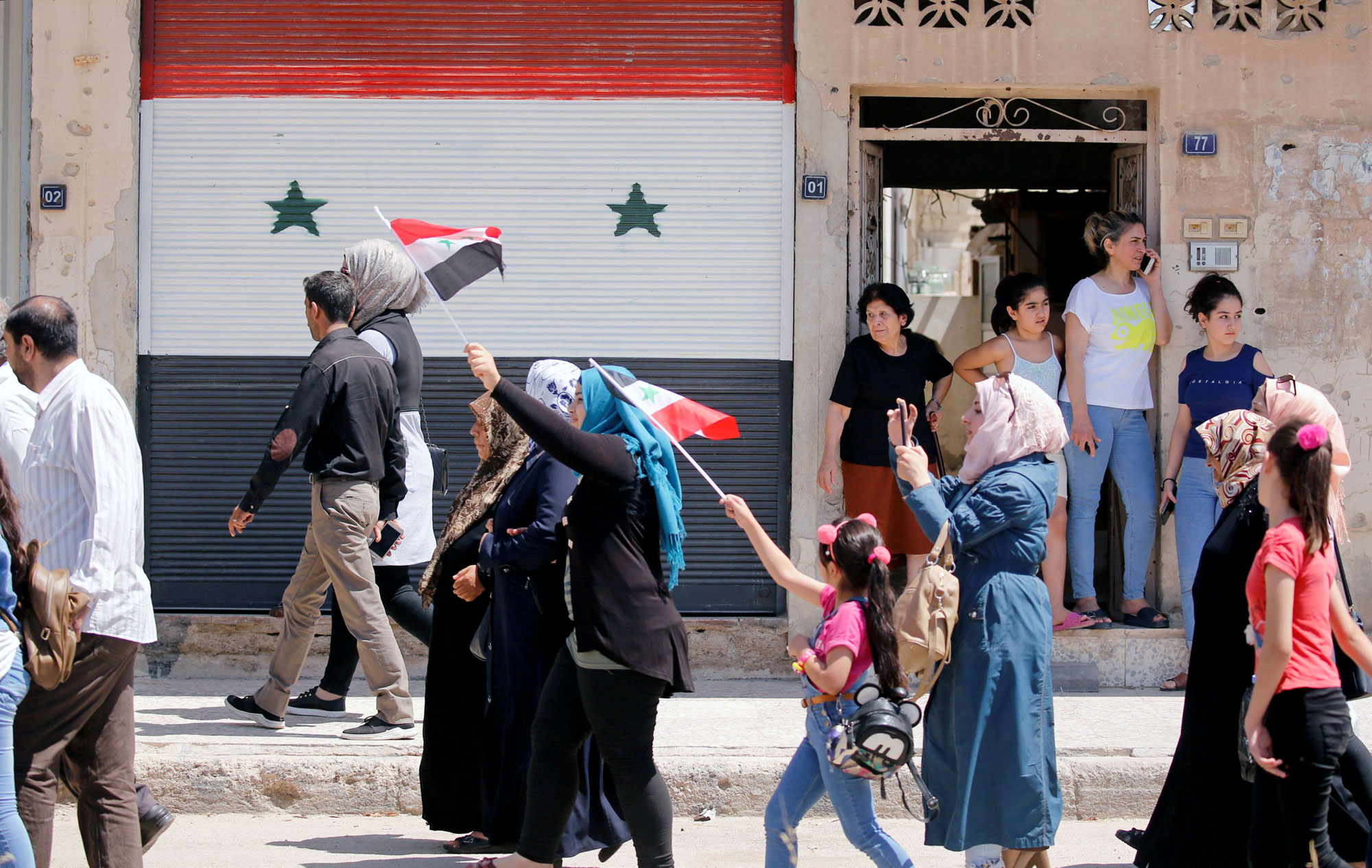 وصول نازحين سوريين إلى مدينة القصير السورية قادمين من لبنان