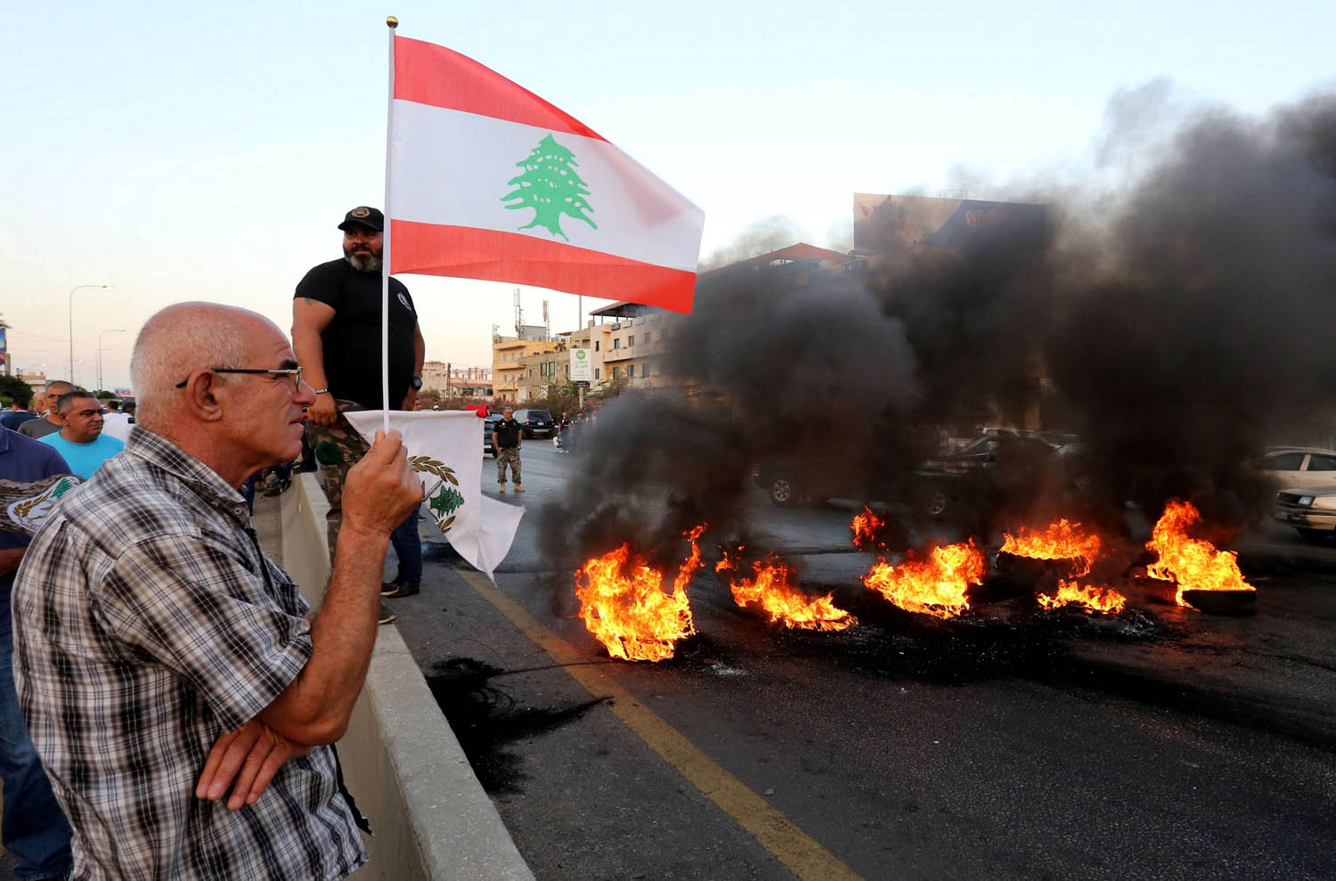 لبنانيون يتظاهرون على فرض ضريبة على رواتب التقاعد للعسكريين