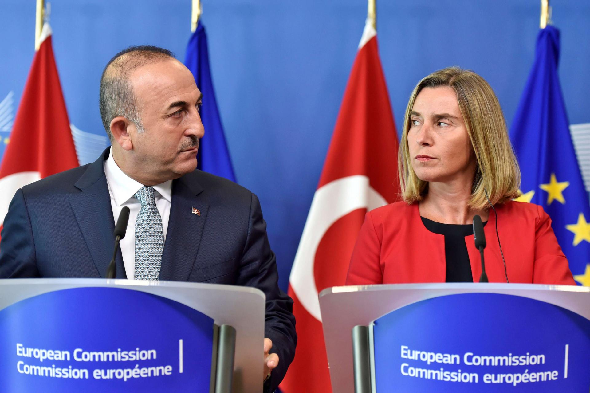 وزيرة خارجية الاتحاد الأوروبي فيديريكا موغيريني ووزير الخارجية التركي جاويش اوغلو