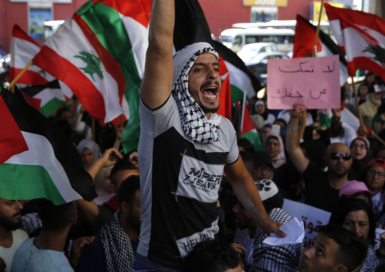 فلسطينيون يتظاهرون للمطالبة بحقوقهم في لبنان