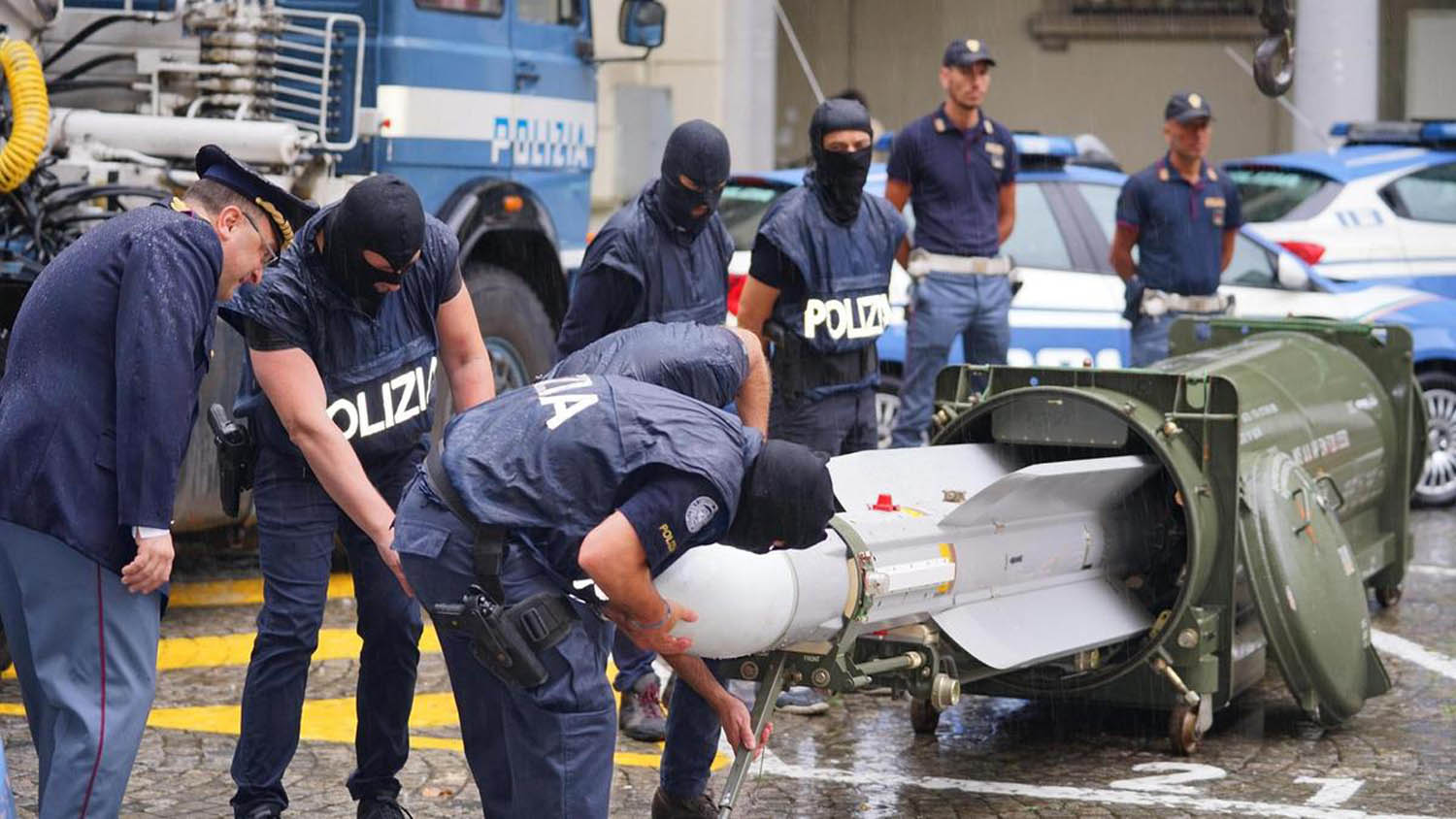 الشرطة الايطالية تستخرج صاروخا جو جو بعد غارة على مخزن للمافيا