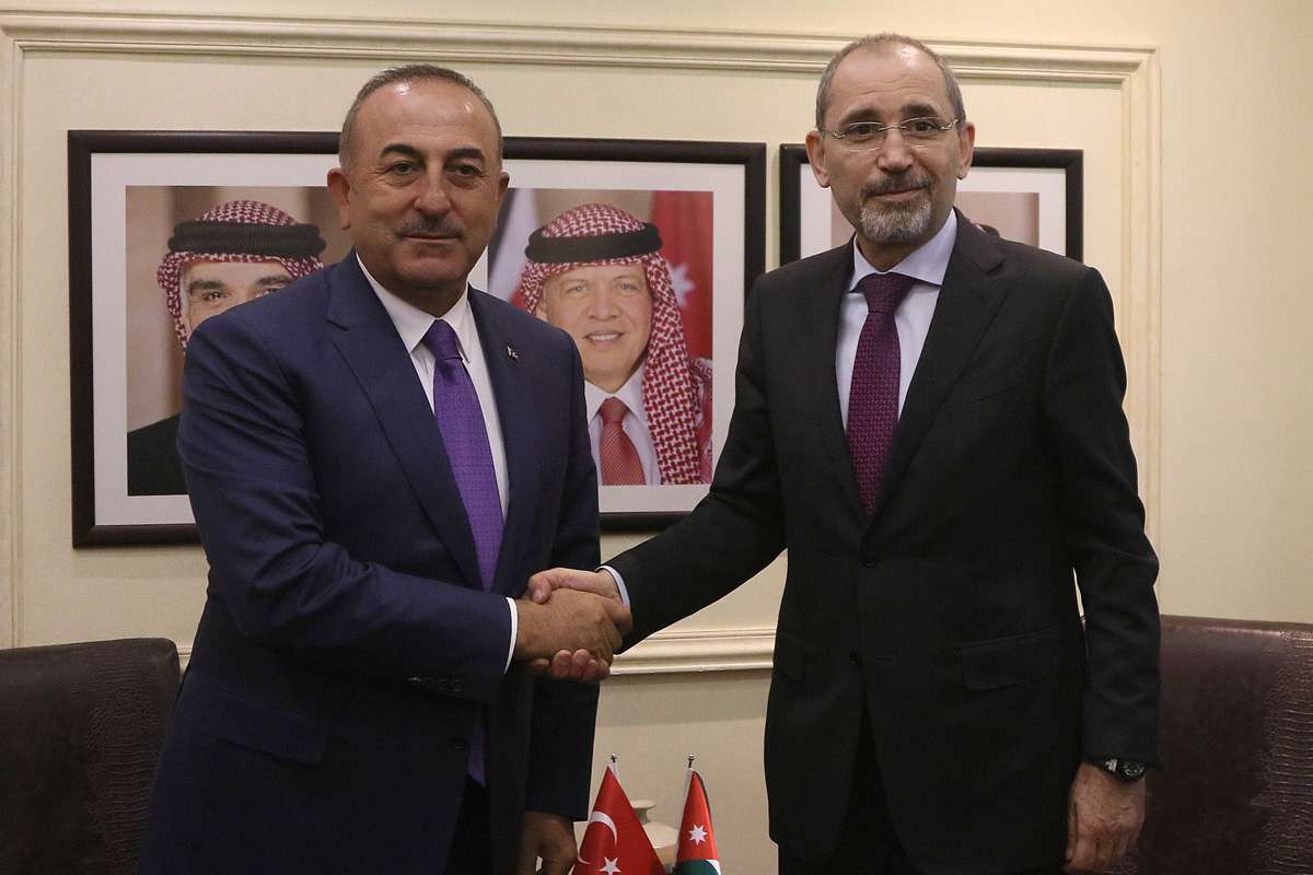 وزير الخارجية التركي مولود جاويش أوغلو مع نظيره الأردني أيمن الصفدي