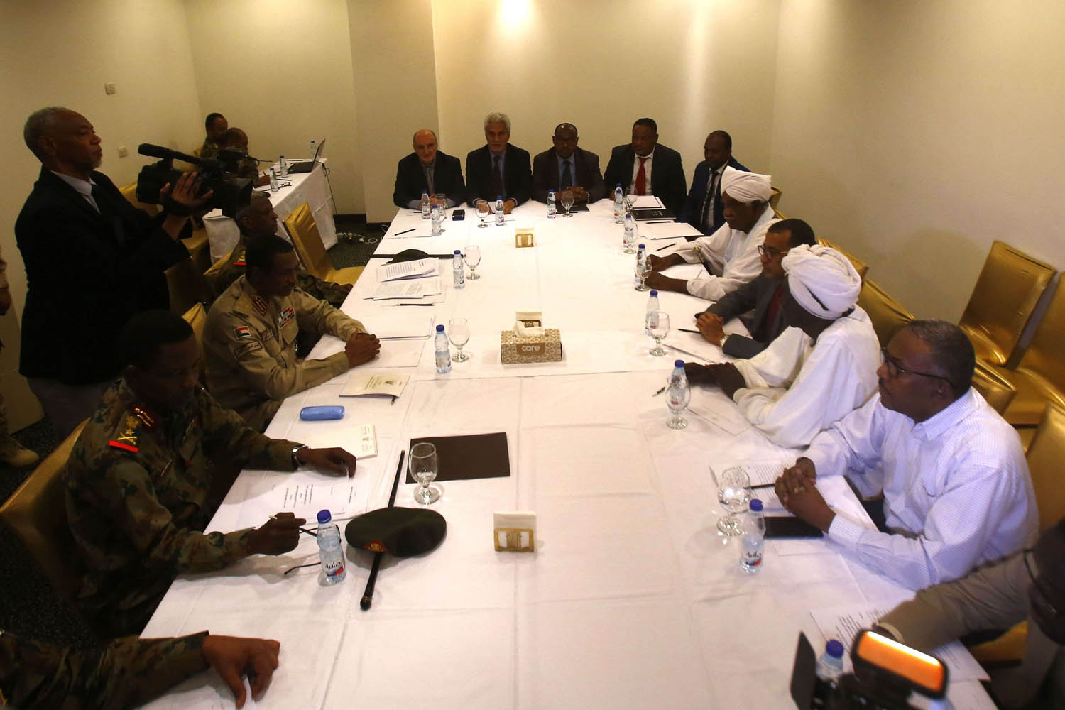 لقاء بين المجلس العسكري وقوى الحرية والتغيير في الخرطوم