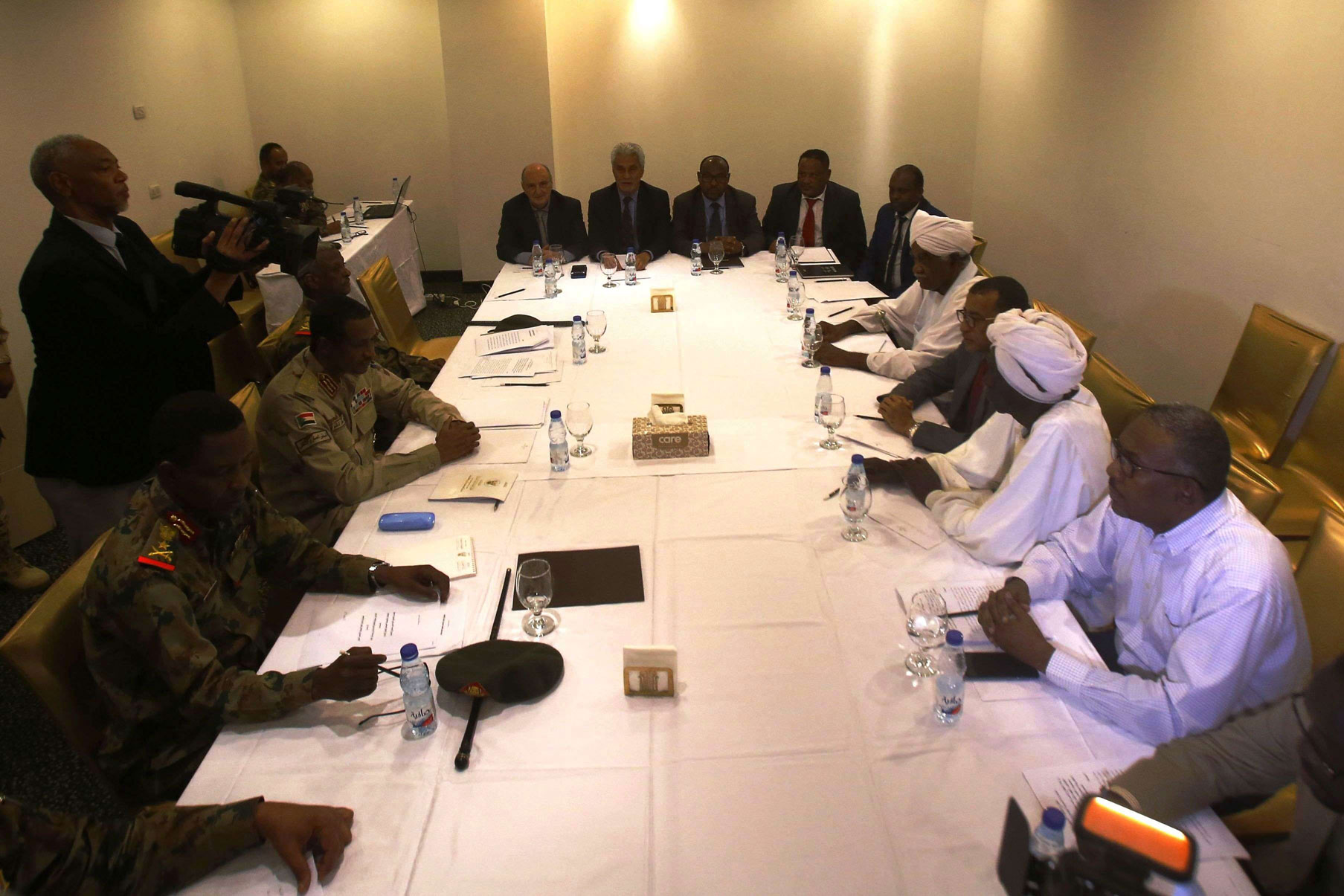 مفاوضات بين ممثلي المعارضة وممثلي المجلس العسكري السوداني