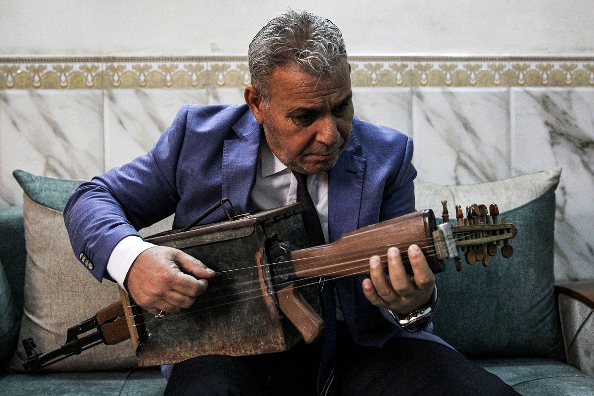 الموسيقي العراقي ماجد عبدالنور يعزف على آلة شبيهة بالعود 