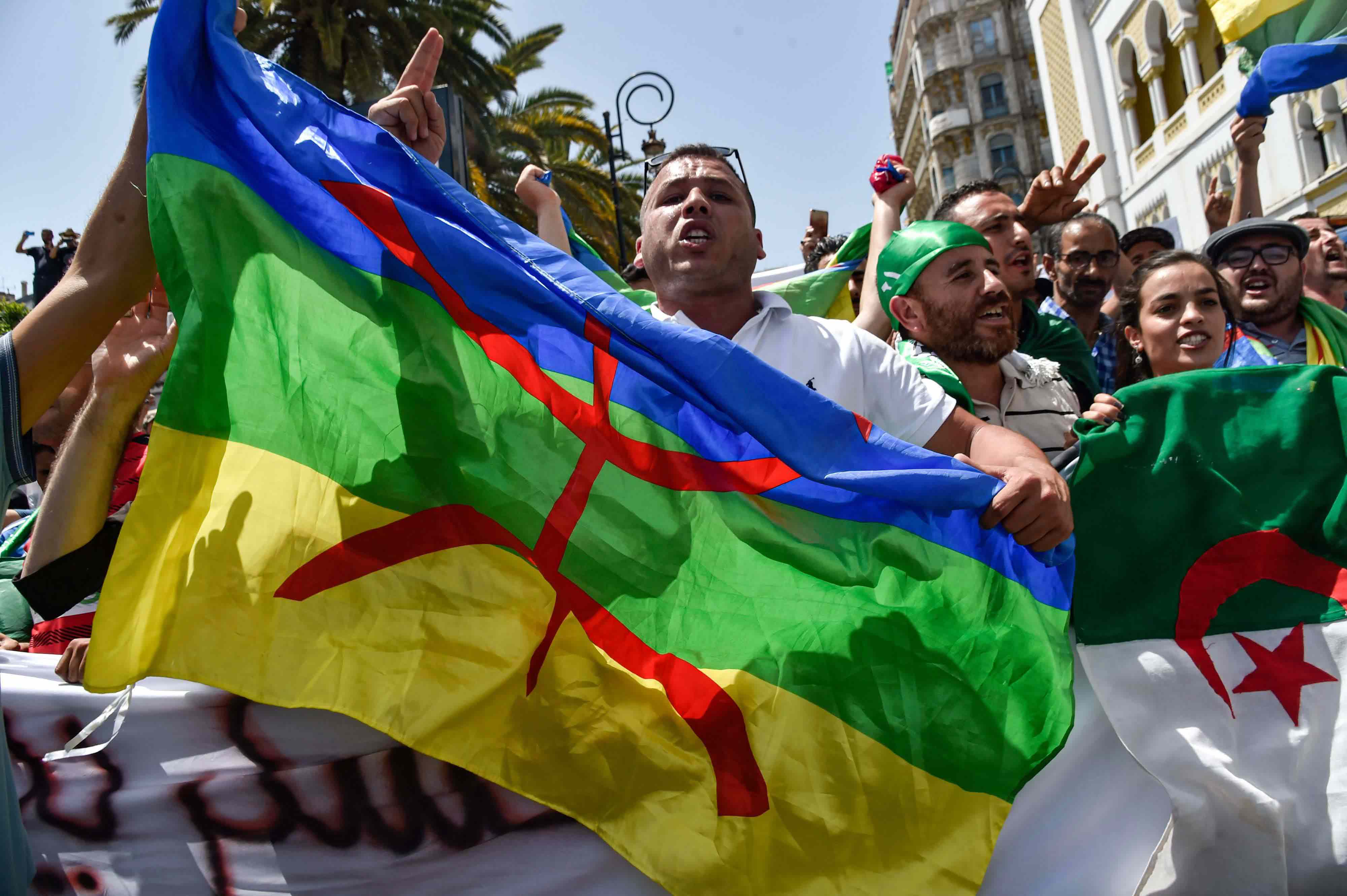لا يوجد نص قانوني يمنع رفع أي راية أخرى غير العلم الجزائري