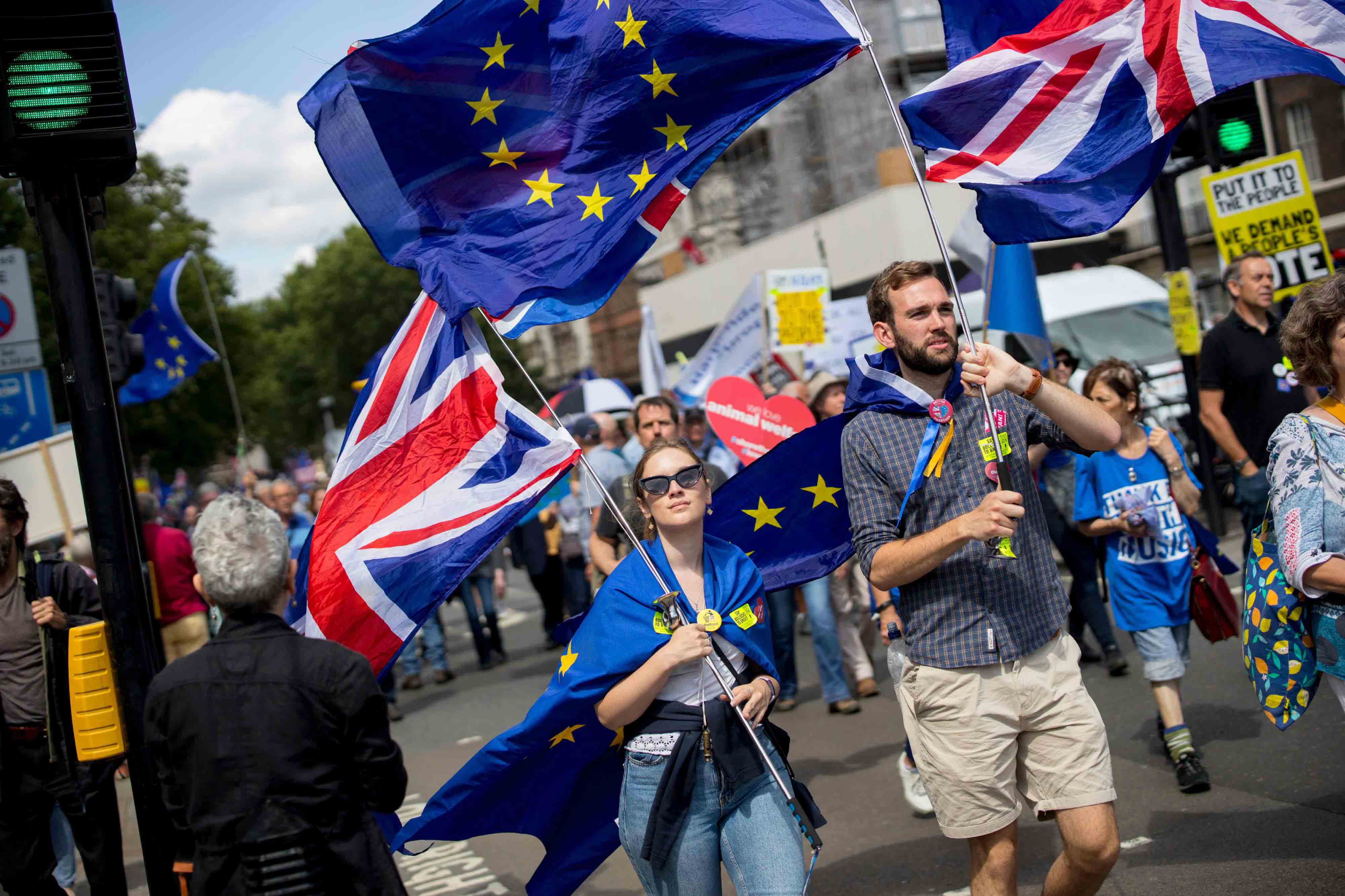 أكثر من مليون أوروبي حصلوا على الإقامة الدائمة بريطانيا في يوليو