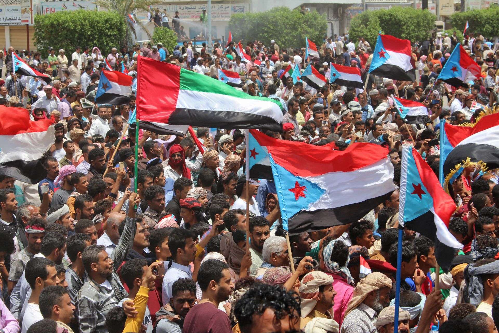 اليمنيون في الجنوب يرفعون اعلام الامارات والسعودية لدورهما في حفظ الاستقرار 