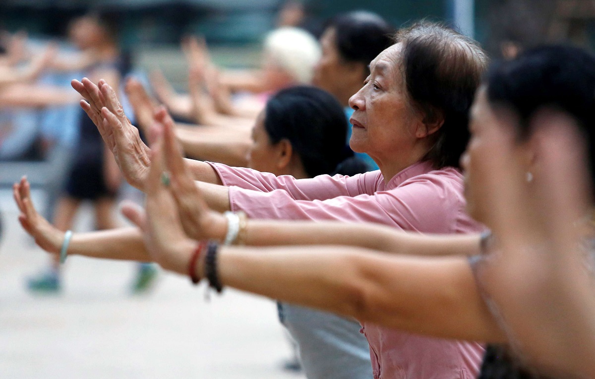 نساء فيتناميات مسنات يمارسن الرياضة