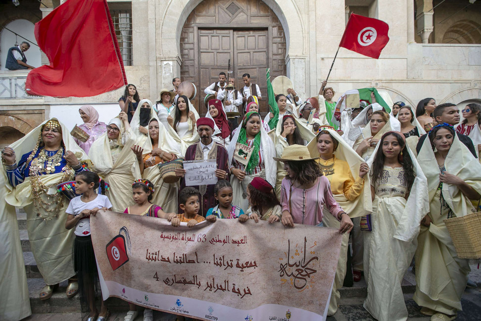 التونسيات يحتفلن بعيدهن بلباس تقليدي