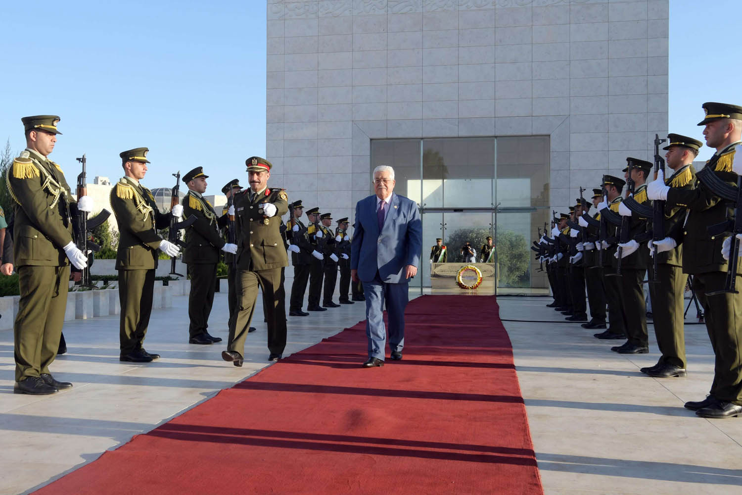الرئيس الفلسطيني محمود عباس يزور ضريح الزعيم ياسر عرفات
